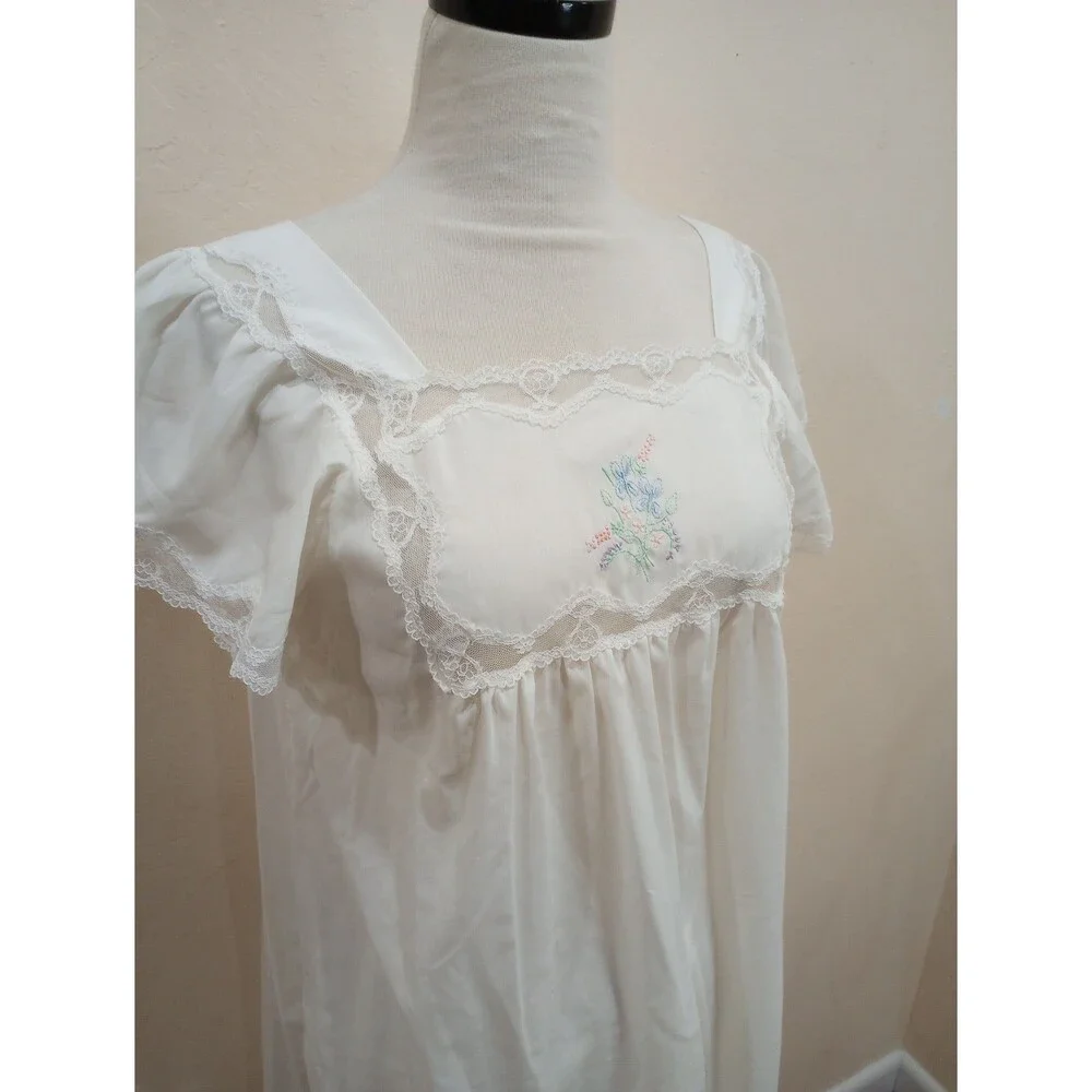 Vintage Barbizon White Embroidered Floral and Lace Nightgown - M - Picture 2 of 8